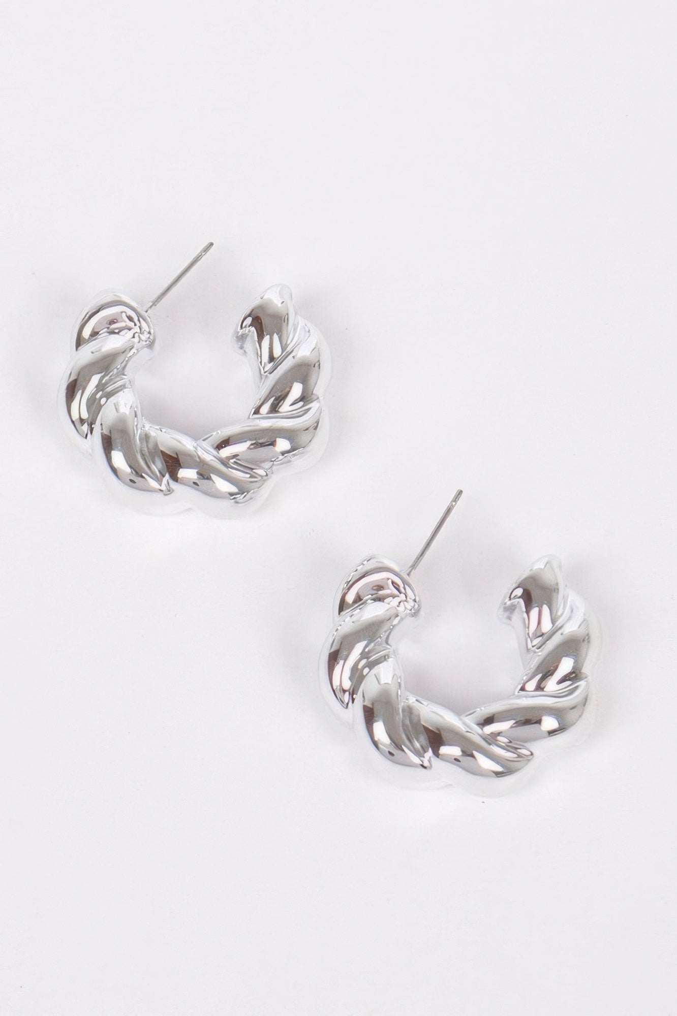 Ccb Hoop Earring, silberfarbene geschwungene Kettenglied-Hoops mit Stecker