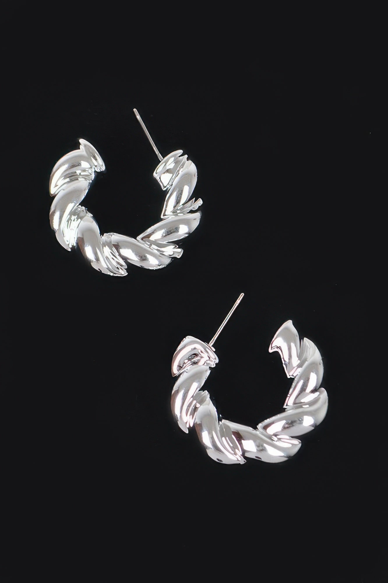 Ccb Hoop Earring in Silber: gebogene Glieder-Optik, Stecker hinten sichtbar