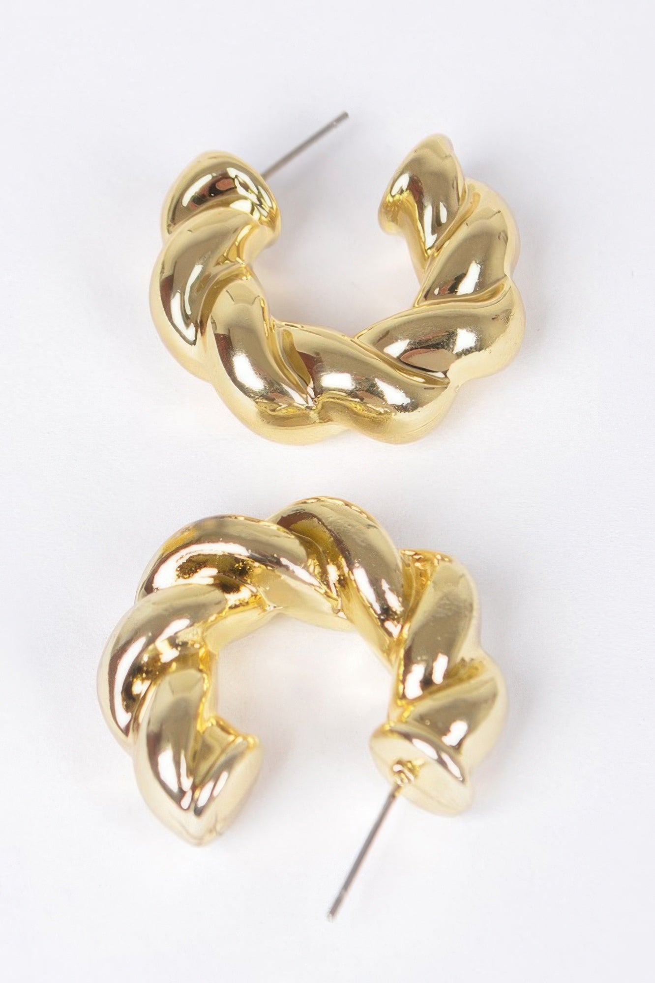 Ccb Hoop Earring in Gold: Detailansicht der geschwungenen Glieder, Steckerstift sichtbar