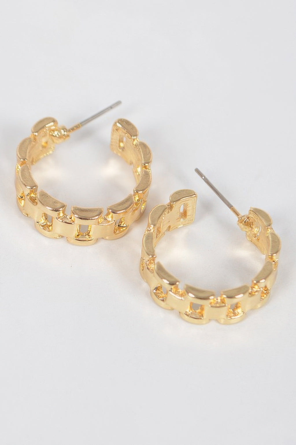 Chain hoop earrings in gold-tone with chunky scalloped link rings and stud posts