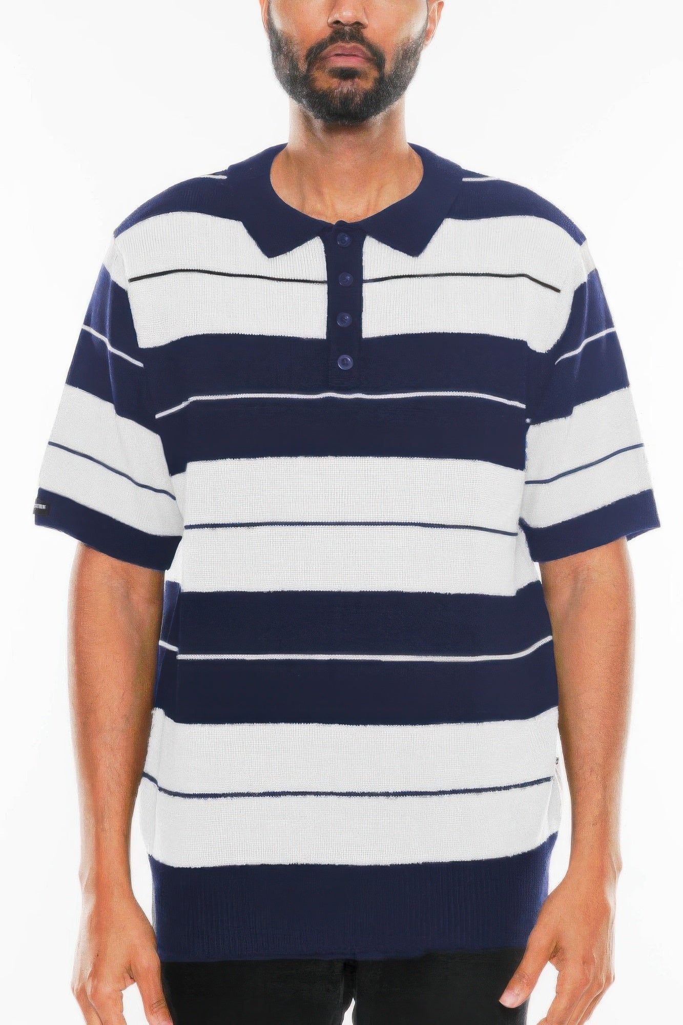 Charlie Brown Shirt: kurzarm Polo mit navy-weißem Streifenmuster und Knopfleiste