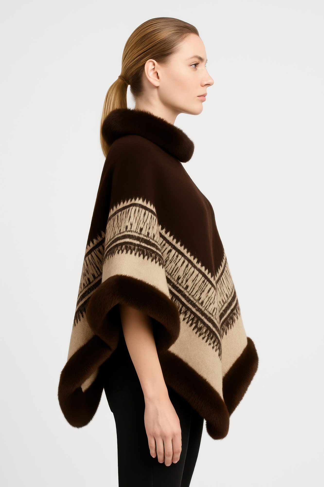 Chevron Trim Poncho in braun mit Kunstfellkragen und seitlichen Ärmelaufschlägen