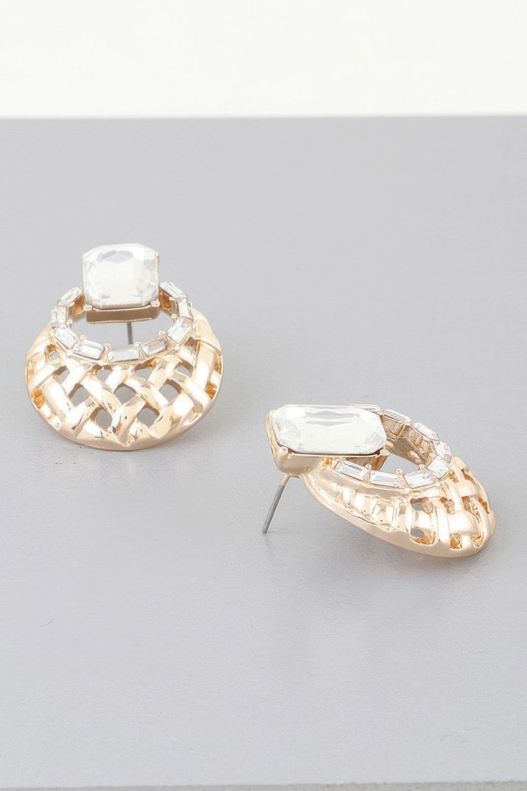 Chic Form Ohrringe, goldfarbenes Design mit Strasssteinen und gekreuztem Muster