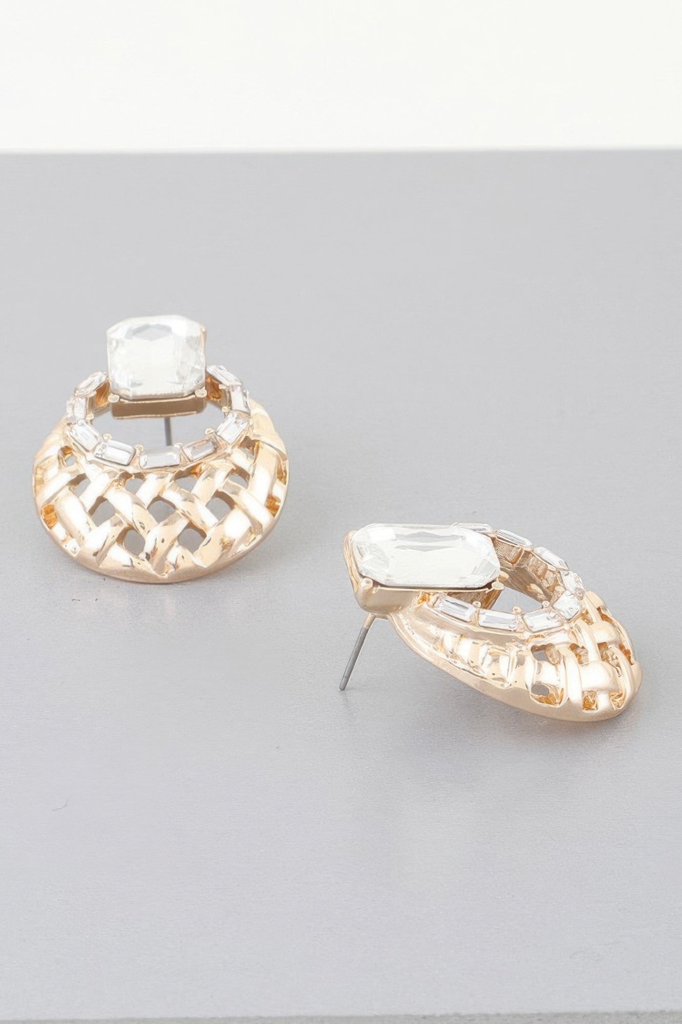 Chic Form Ohrringe, goldfarbenes Design mit Strasssteinen und gekreuztem Muster