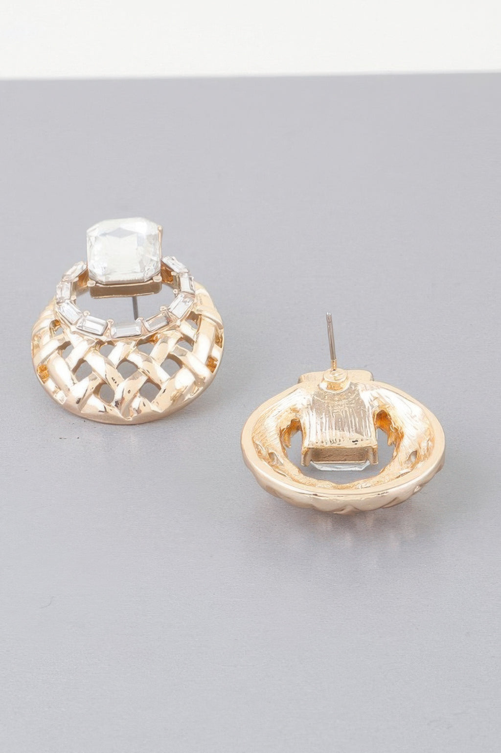 Goldfarbene Chic Form Ohrringe Rückseite mit Stecker und strukturierter Schale