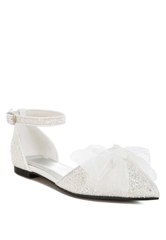 Weiße Glitzer-Sandalen mit Tüll-Schleife vorn, dünnem Riemen und flachem Absatz