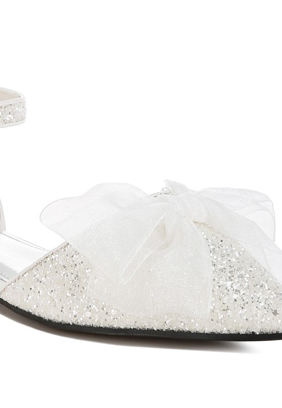Weiße Glitzerballerina-Schuh mit Tüllschleife und schmalem Riemen über dem Fuß
