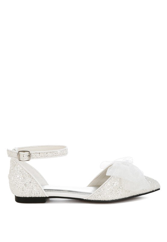 Weiße Glitzerballerina-Sandalen mit Knöchelriemen und Tüllschleife vorn