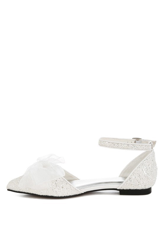 Weiße Glitzer-Sandalen mit Tüllschleife vorn und Knöchelriemen, niedriger flacher Sohle