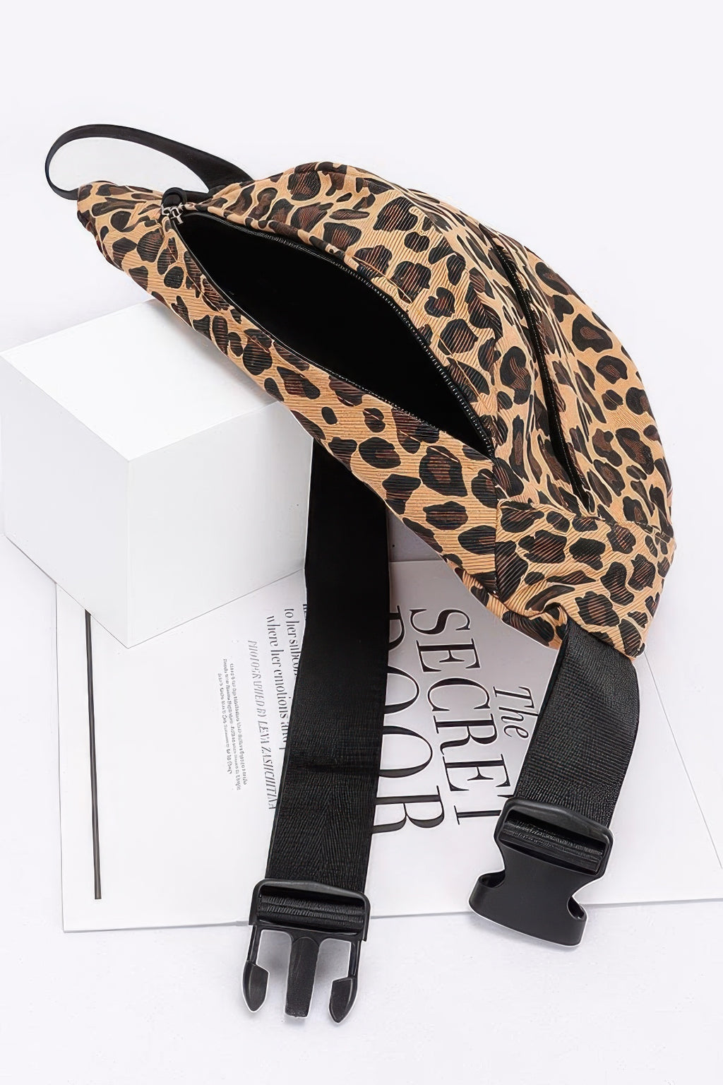 Leopard Canvas Crossbody Bag offen, schwarzes Innenfutter, verstellbare Schultergurte