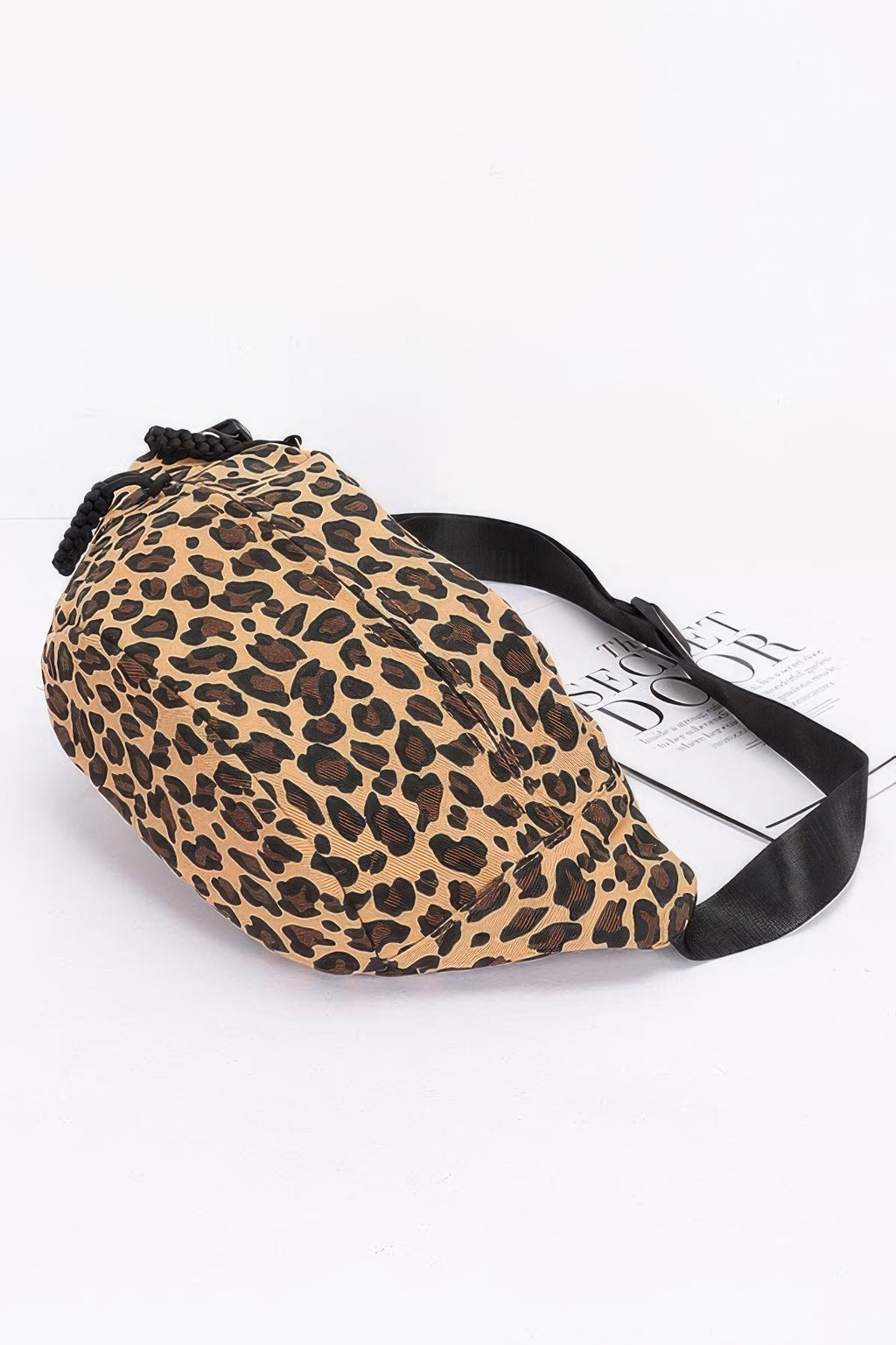 Leopard Canvas Crossbody Bag mit schwarzem Gurt, geflochtener Kordel am Verschluss