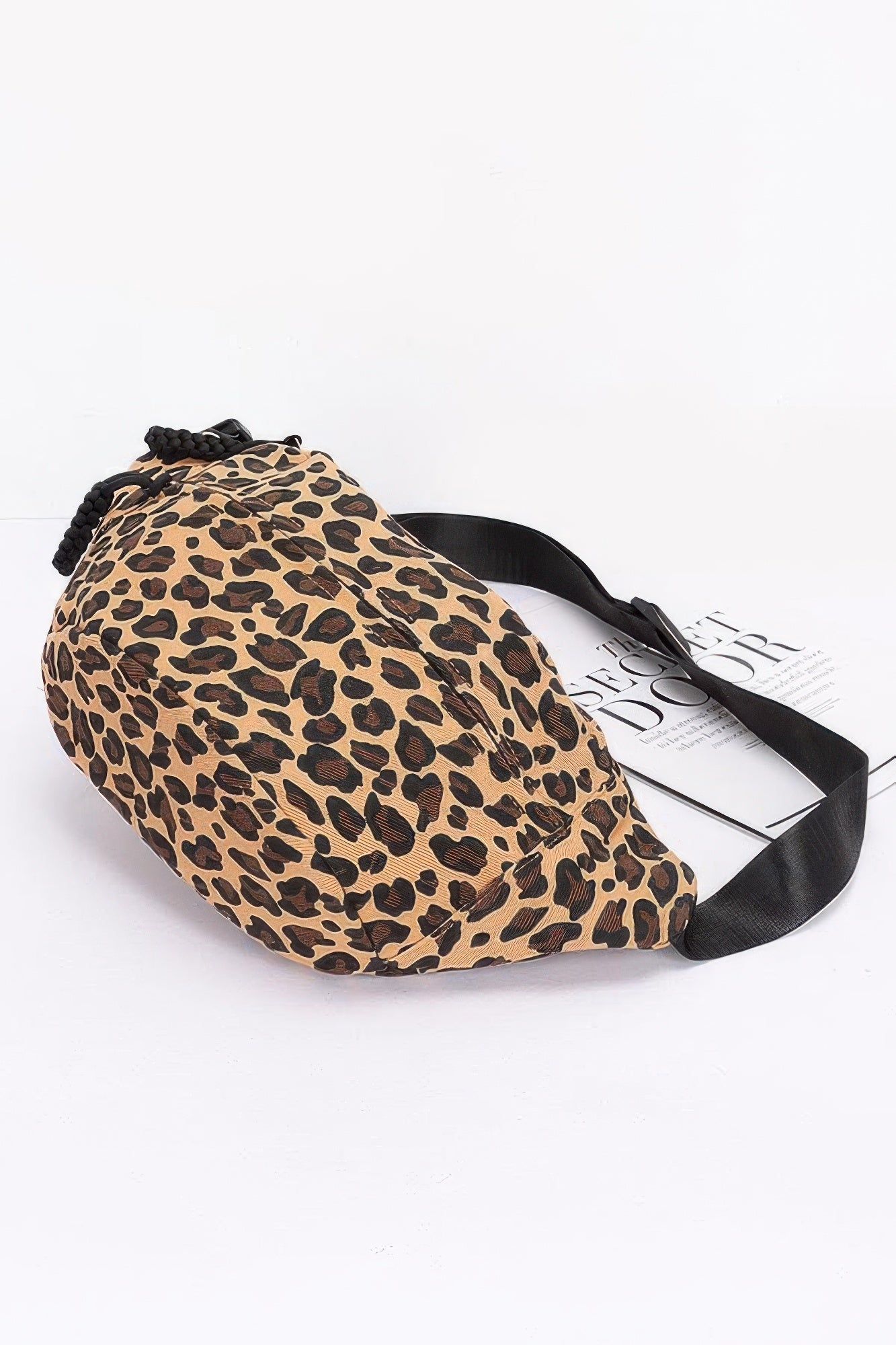 Leopard Canvas Crossbody Bag mit schwarzem Gurt, geflochtener Kordel am Verschluss