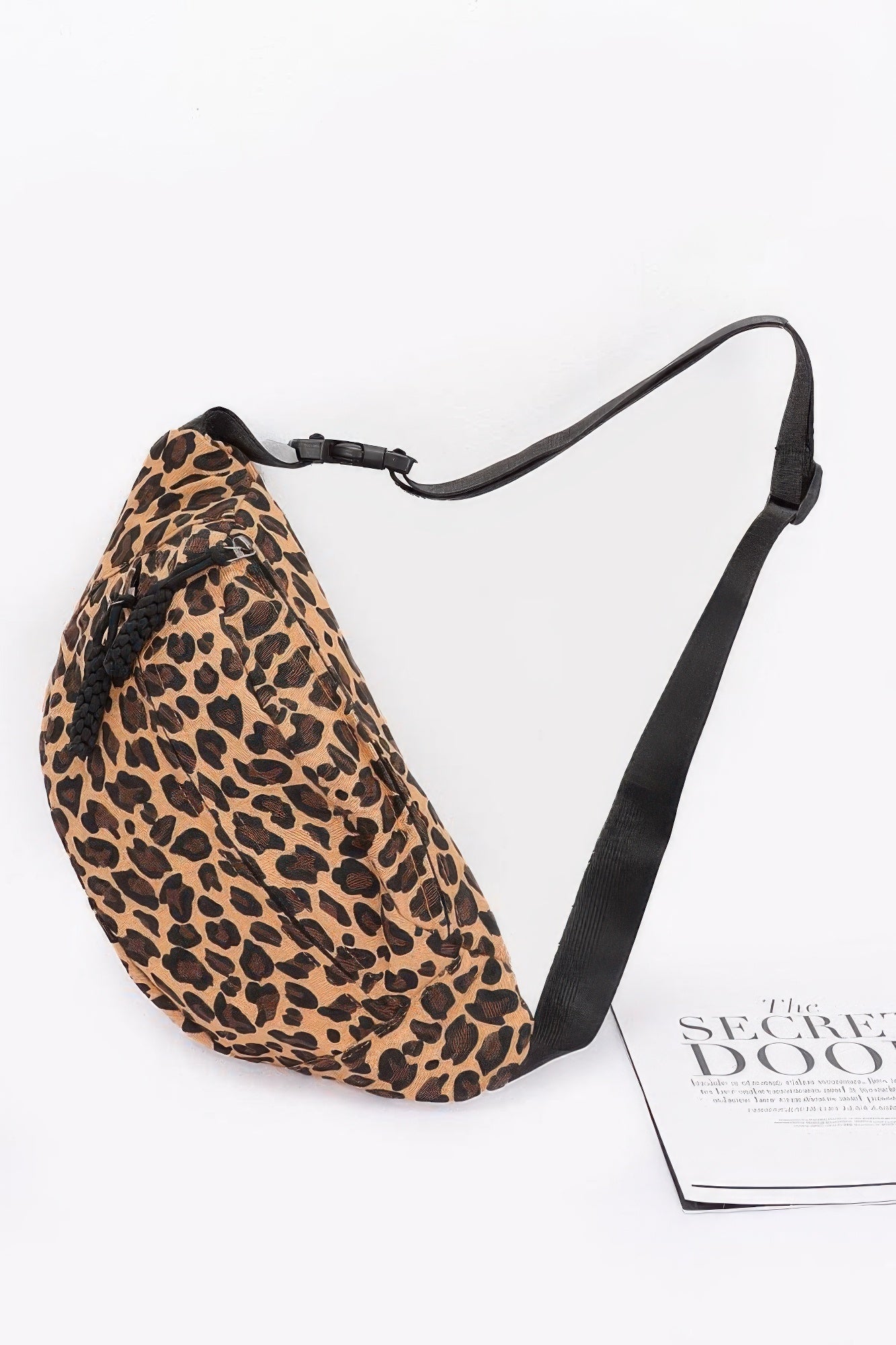 Leopard Canvas Crossbody Bag mit langem schwarzem Schultergurt und Schnallenverschluss
