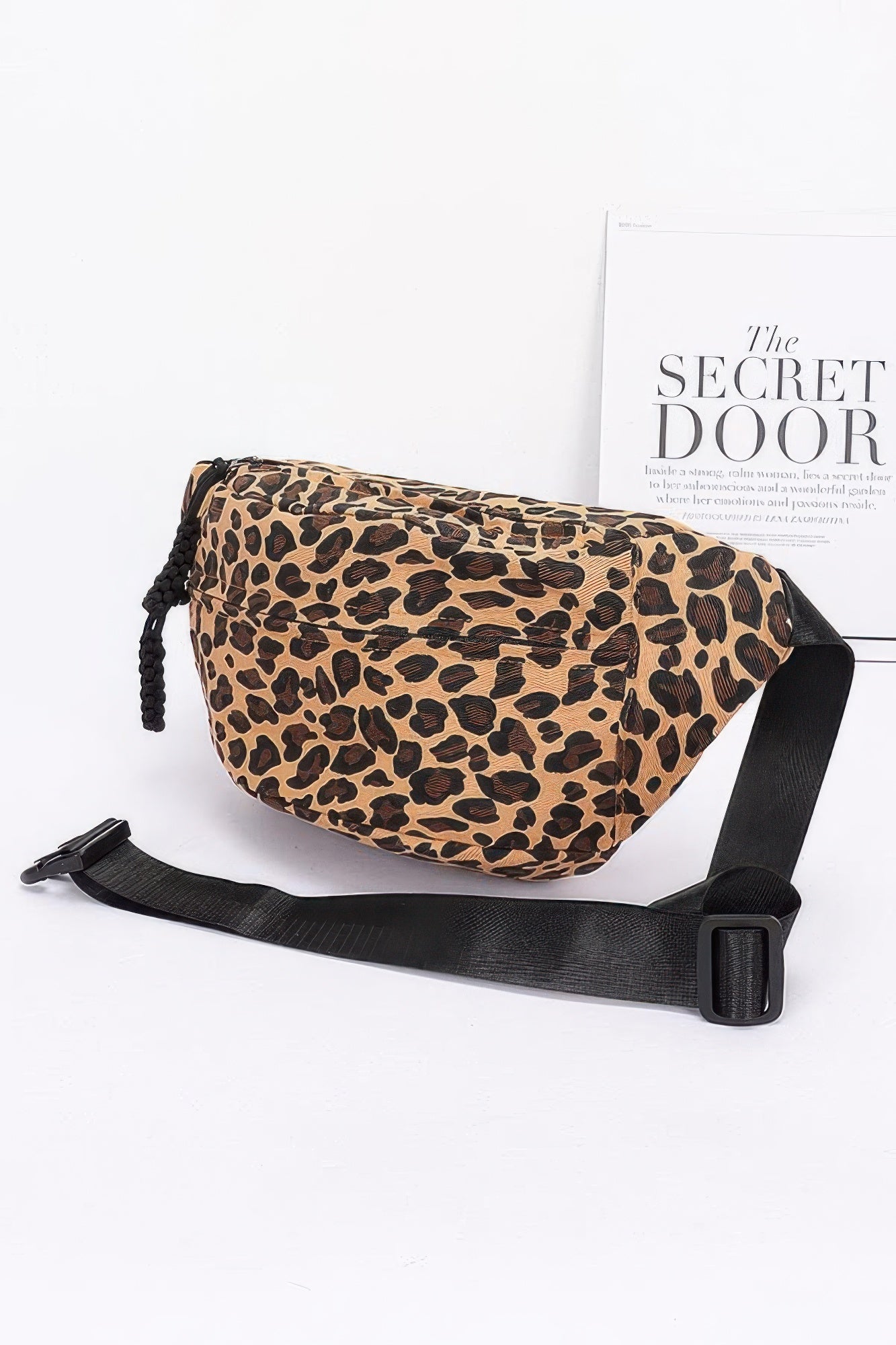 Leopard Crossbody Bag, gepolsterte Form, schwarzer Gurt, Kordelzug auf der Oberseite