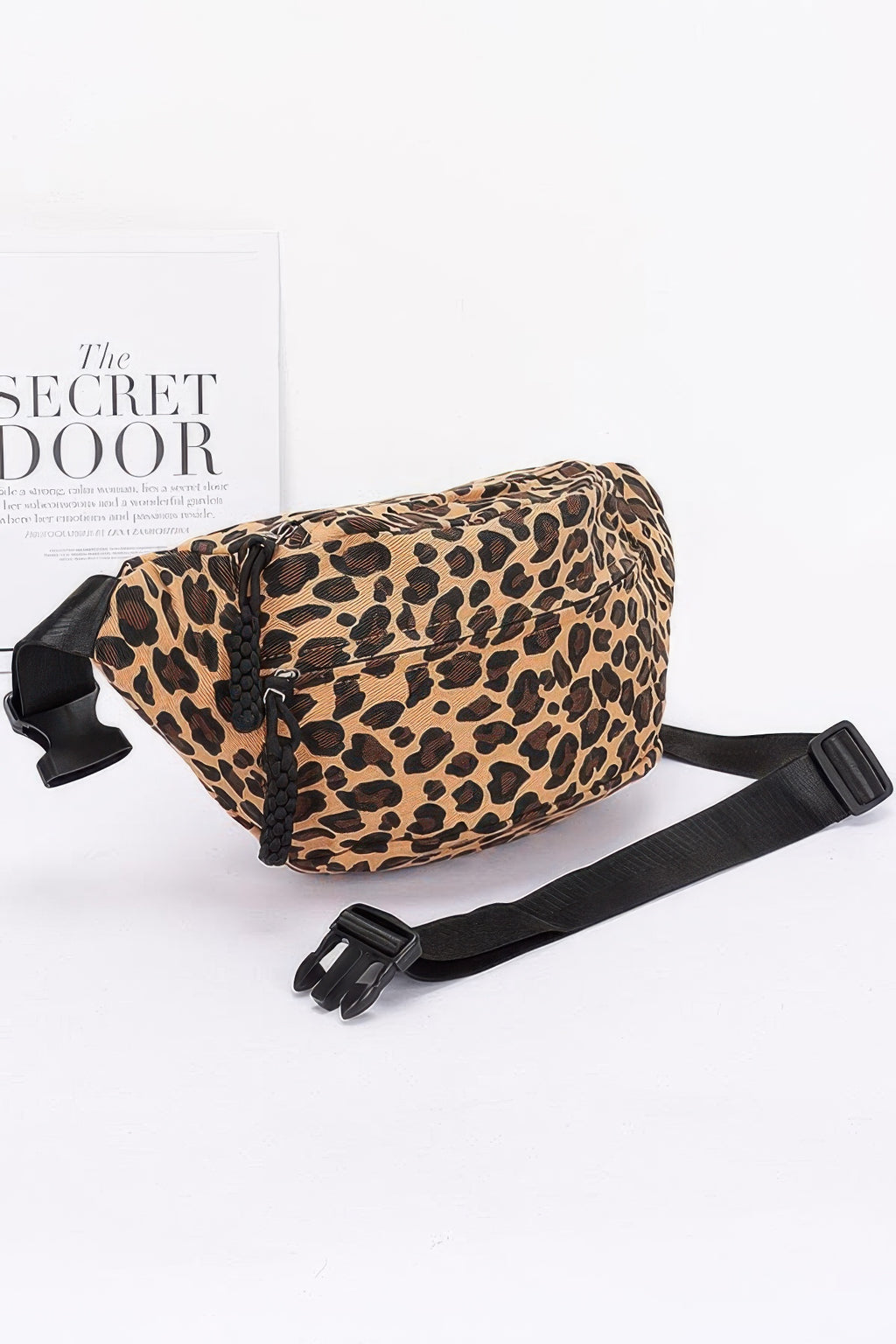 Leopard Canvas Crossbody Bag von der Seite, schwarzer Gurt mit verstellbarer Schnalle