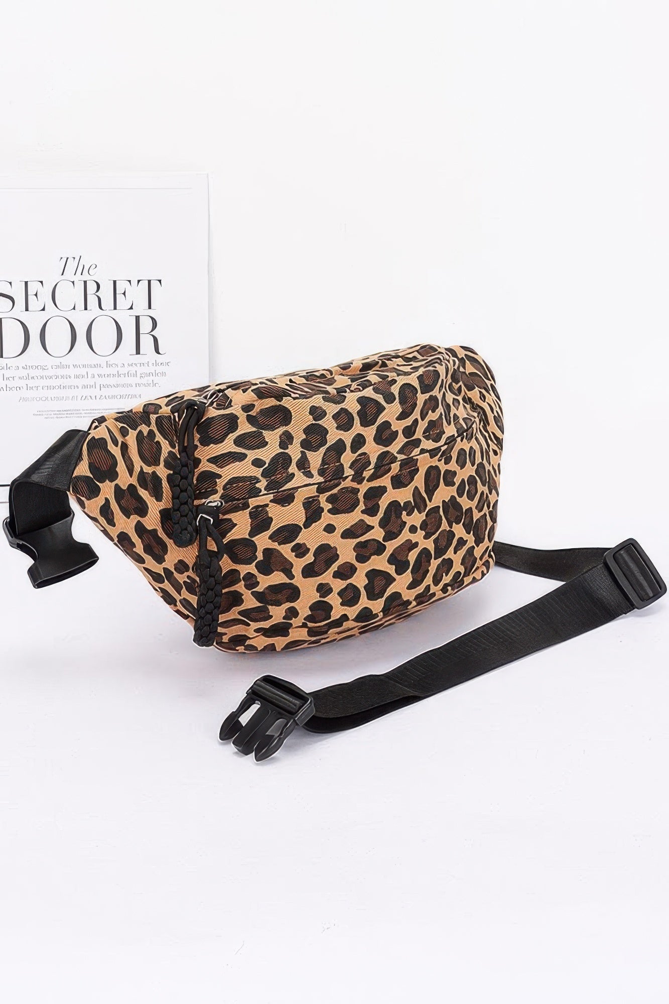 Leopard Canvas Crossbody Bag von der Seite, schwarzer Gurt mit verstellbarer Schnalle