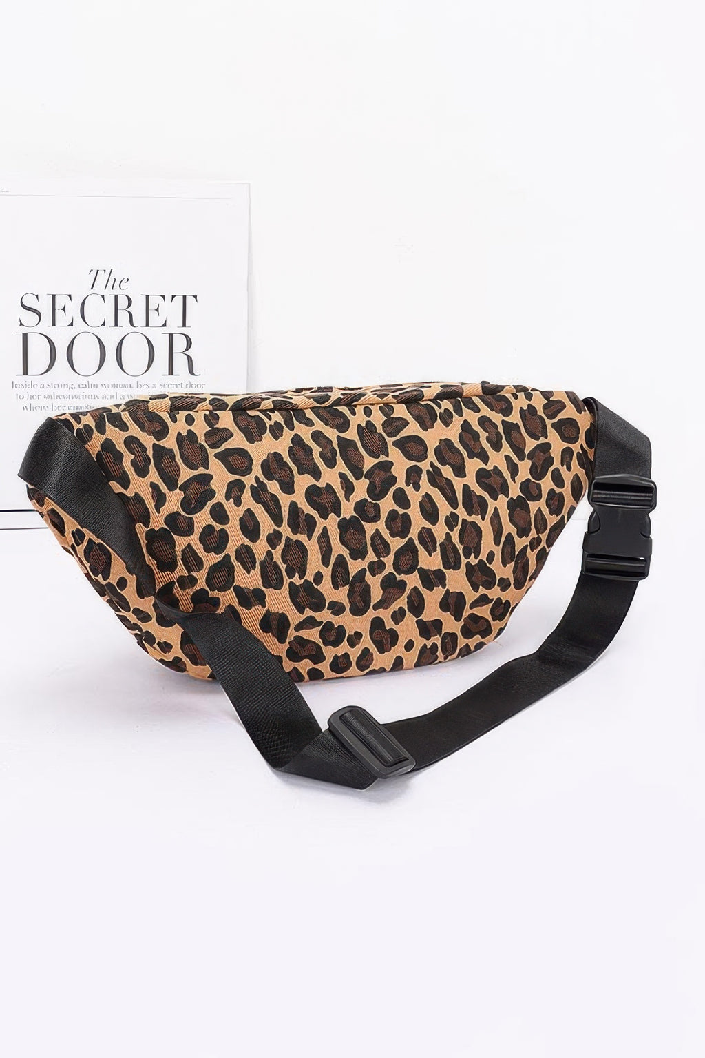 Leopard Canvas Crossbody Bag vorne, schwarzer Gurt und klar erkennbares Leopardenmuster