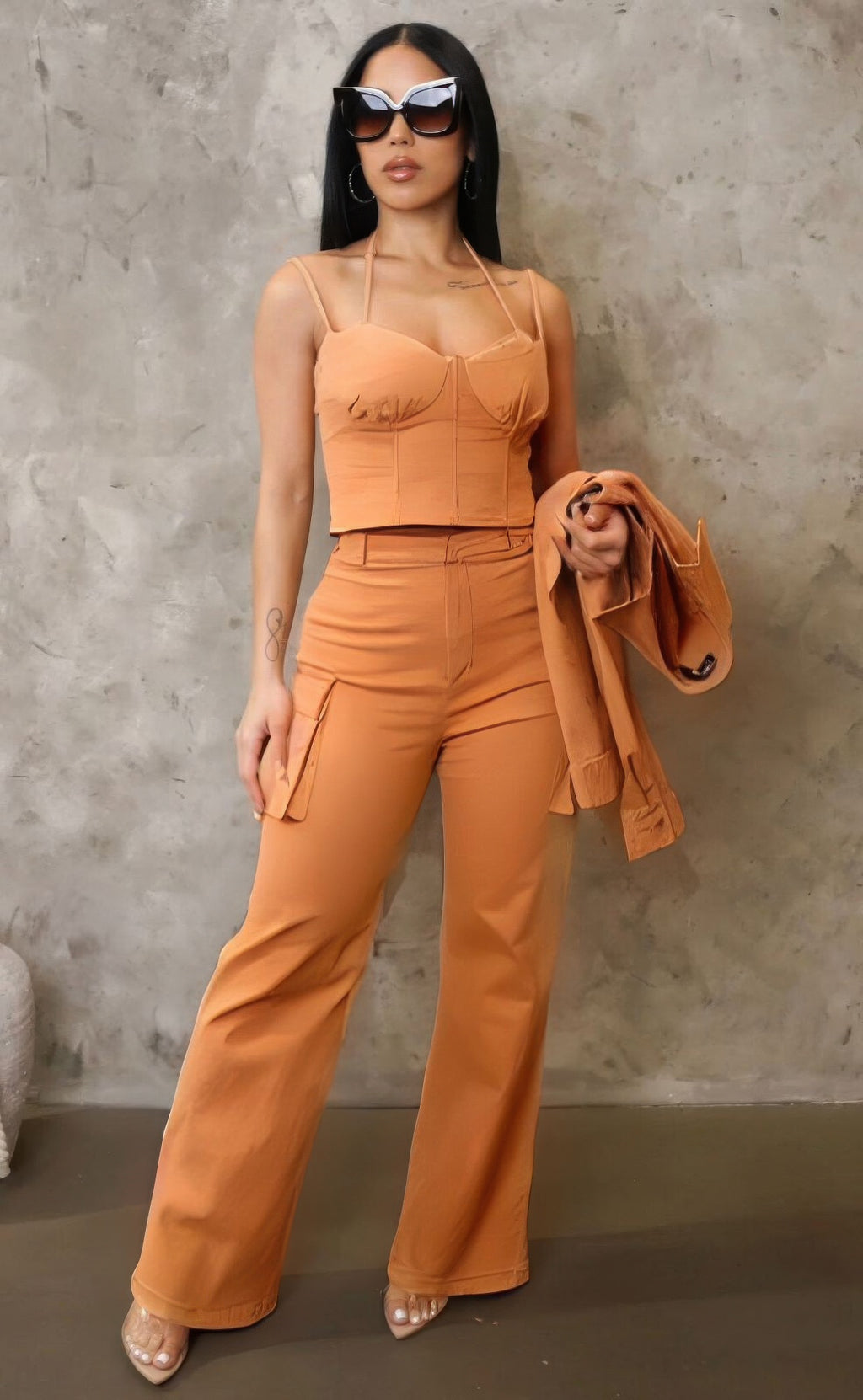 Crop Jacket 3-teiliges Set in Braun: Bustier-Top, weite Hose und Jacke am Arm