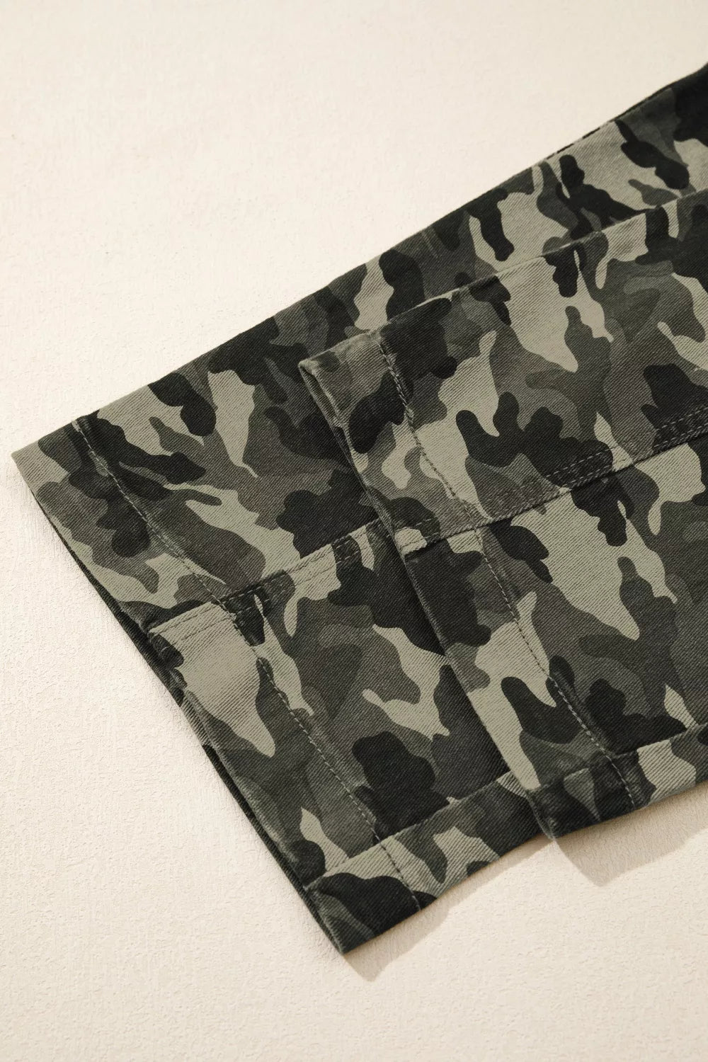 Camouflage Print Multi Pocketed Women's Denim Pants | Tigbuls