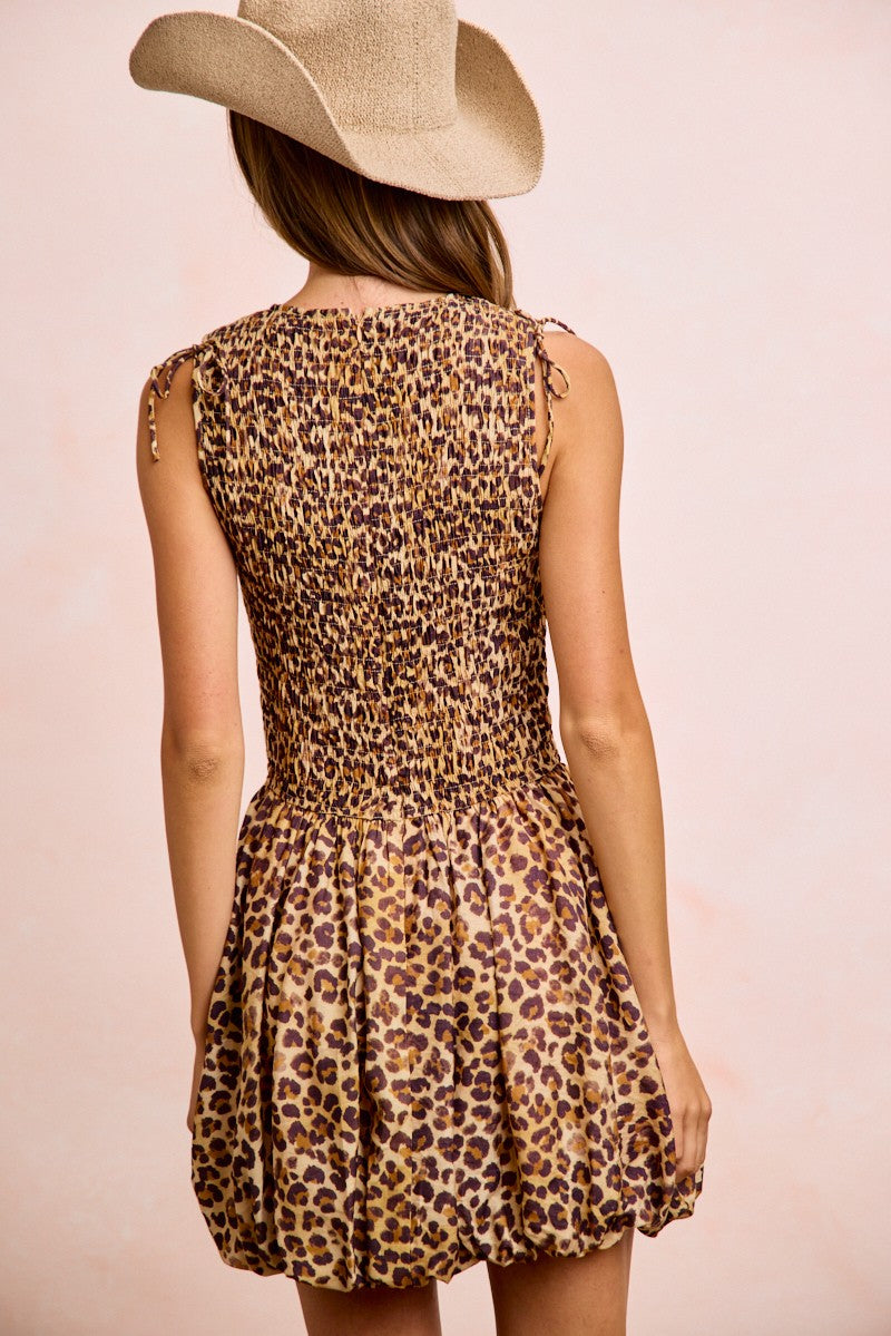 Rückansicht Leopardenmuster-Minikleid mit Puffärmeln zum Binden an den Schultern