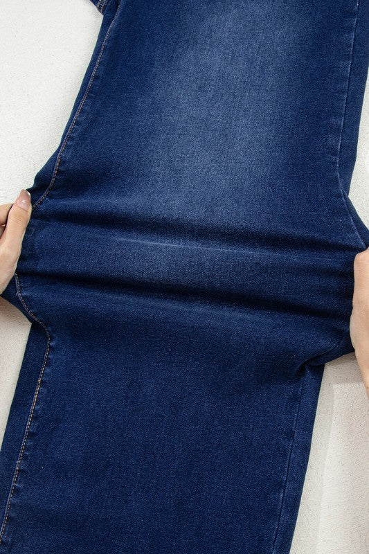 Jeans rectos de mezclilla azul, cintura alta y bolsillos parche delanteros