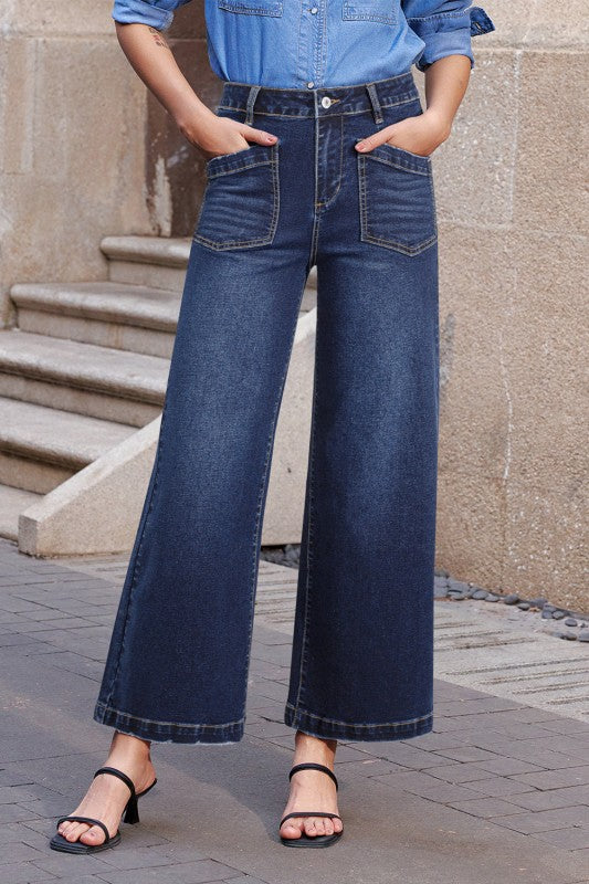 Jeans rectos azules de cintura alta con botones frontales y bolsillos parche