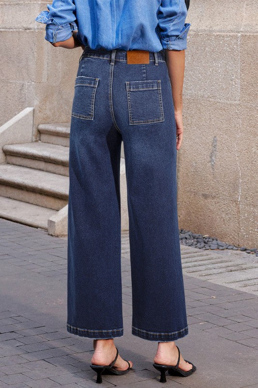 Jeans rectos de mezclilla azul, cintura alta con bolsillos parche y dobladillo