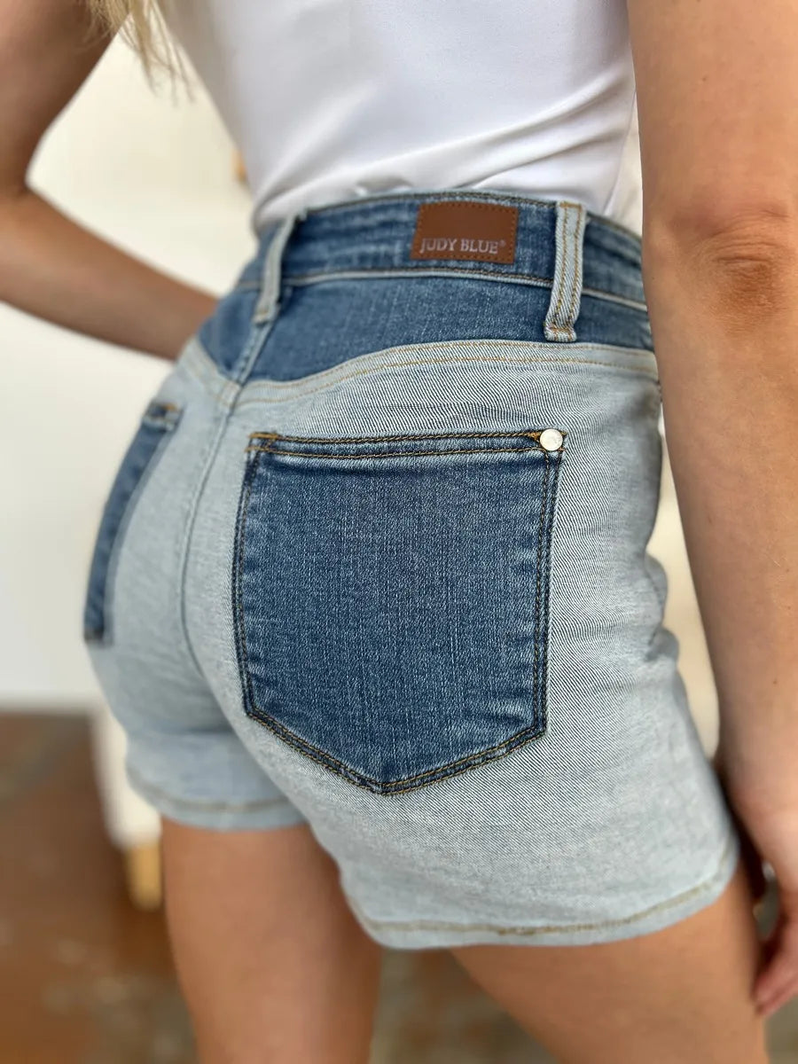 Nahaufnahme Denim-Shorts Farbblock: Gesäßtasche, Ziernähte und Knopf