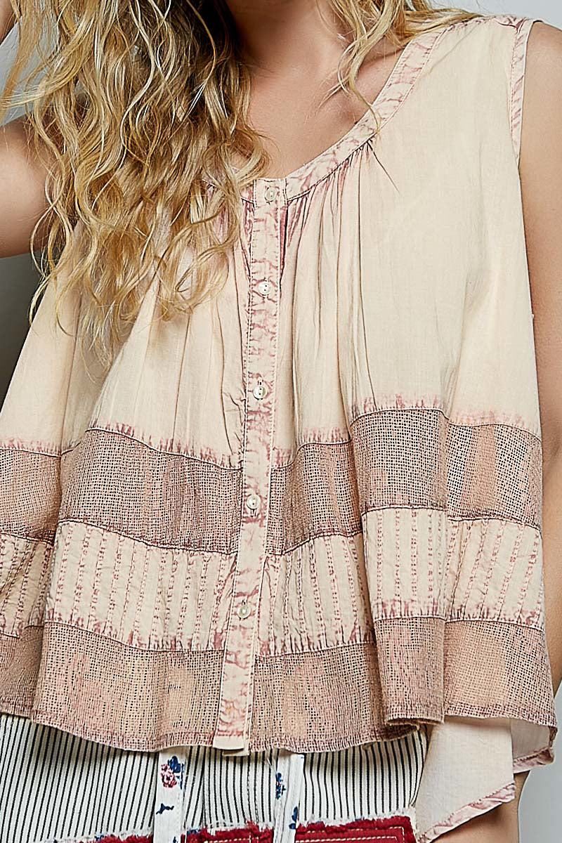 Nahaufnahme: Blush Tanktop mit Knopfleiste vorn und kontrastierenden Spitzenpaneelen