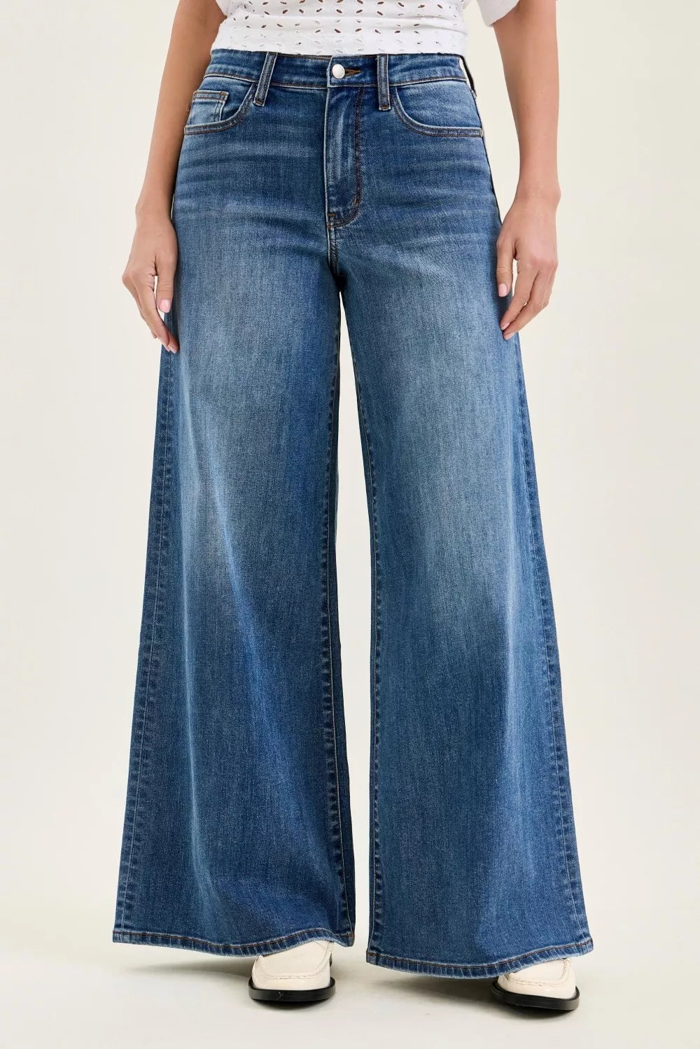 Jeans palazzo talle alto de mezclilla azul claro, pierna ancha