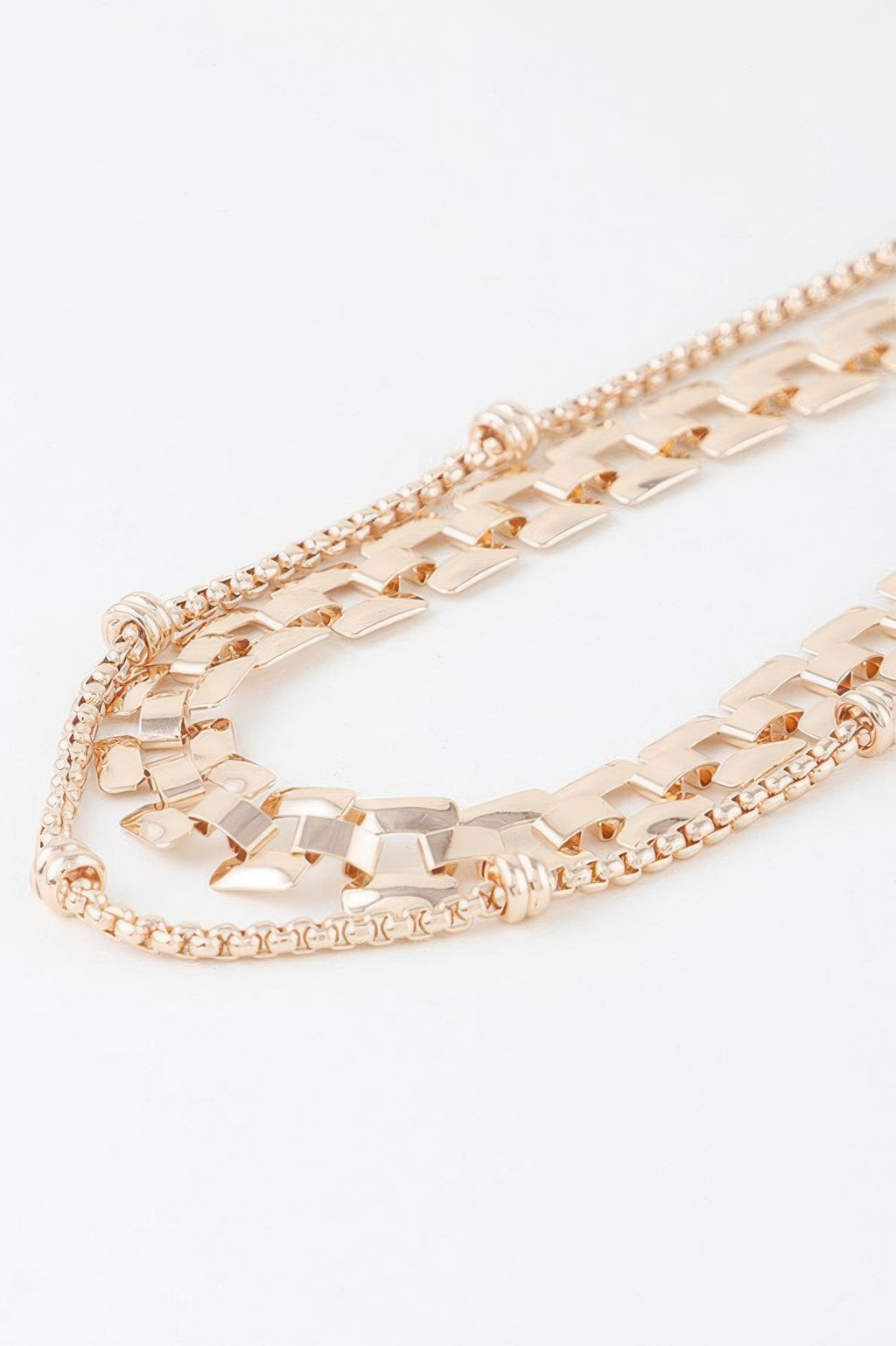 Goldfarbene Double-Box-Chain Halskette mit rechteckigen Gliedern entlang der Kette