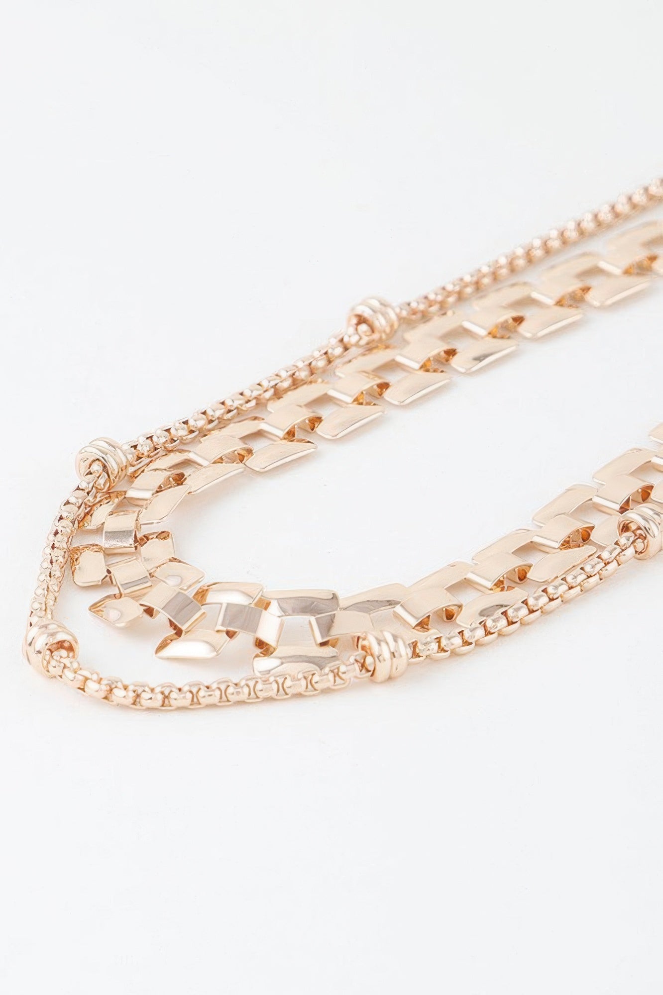 Goldfarbene Double-Box-Chain Halskette mit rechteckigen Gliedern entlang der Kette