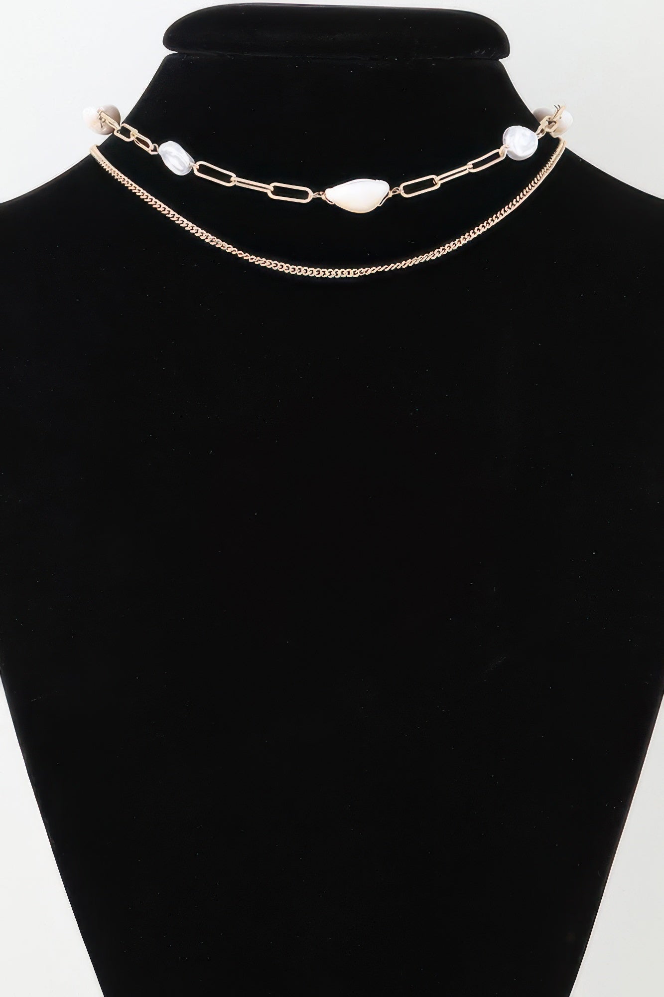 Double chain necklace in gold with cream pearl-like beads and oval links