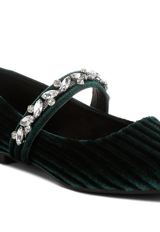Detalle de la tira y broche de diamantes de las bailarinas de terciopelo verde