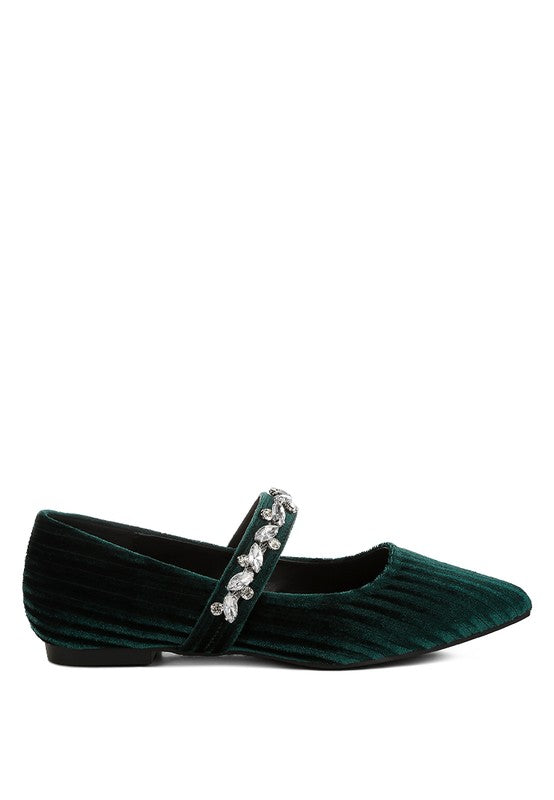 Bailarinas de terciopelo verde con broche de diamantes en la correa superior