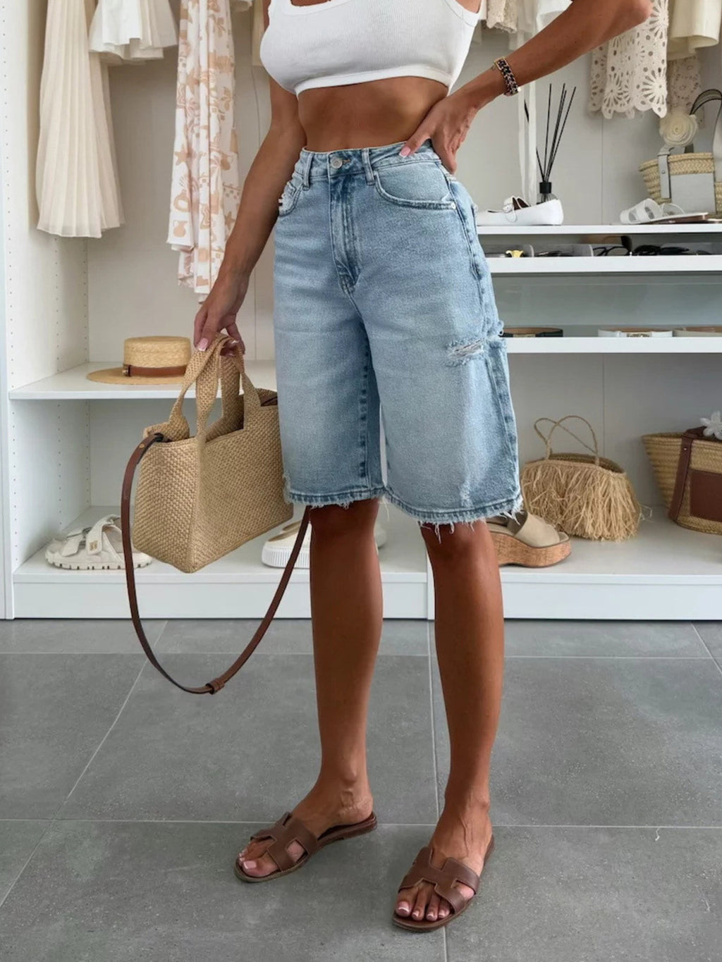 Hellblaue High-Waist Denim-Shorts mit Distressing vorn und ausgefranstem Saum