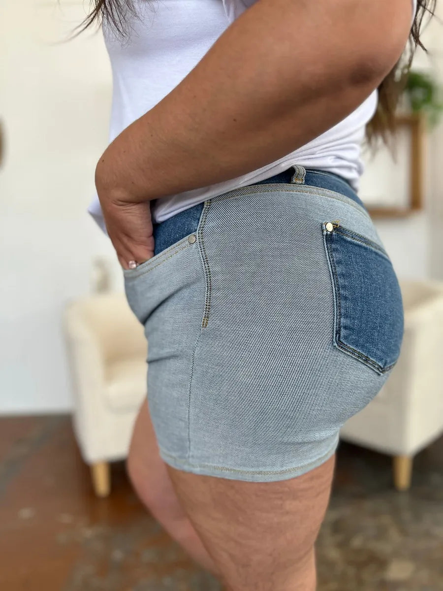 Seitenansicht Denim-Shorts Farbblock mit Gesäßtasche und Ziernähten