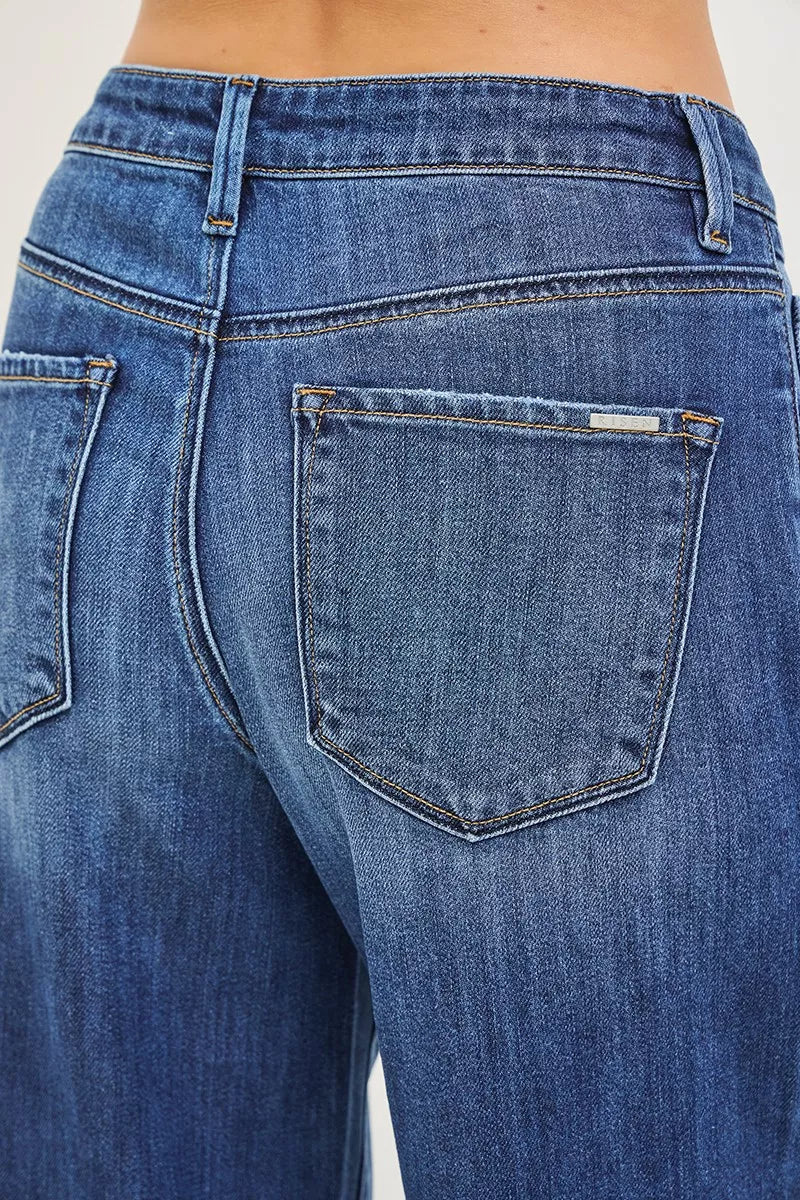 Nahaufnahme: Baggy Jeans mit Knopf am Bund und vorderer Tasche