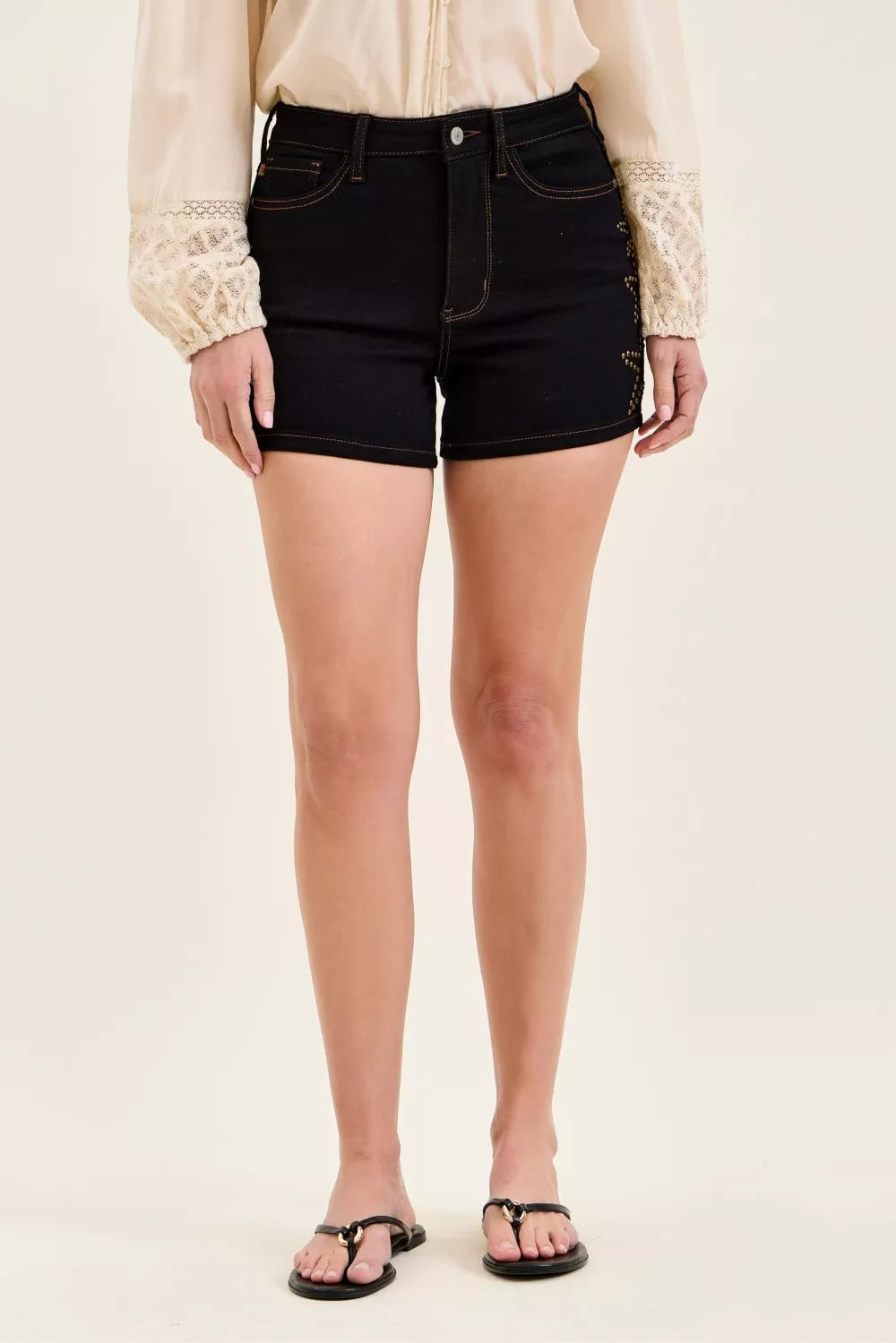 High-Waist Slim Jeansshorts, schwarz, goldene Stern-Nieten vorne; Gürtelschlaufen