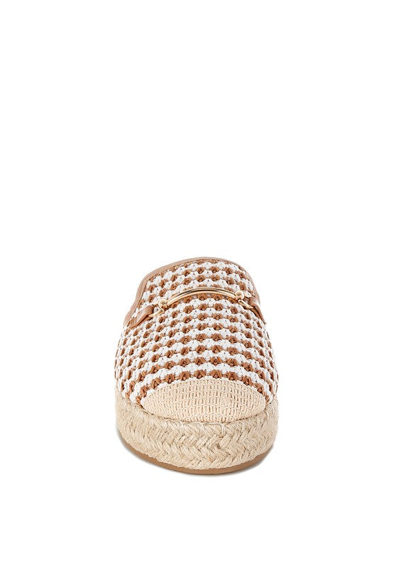 Raffia Slip-On Mule Rückansicht, creme mit braunen und goldfarbenen Streifen