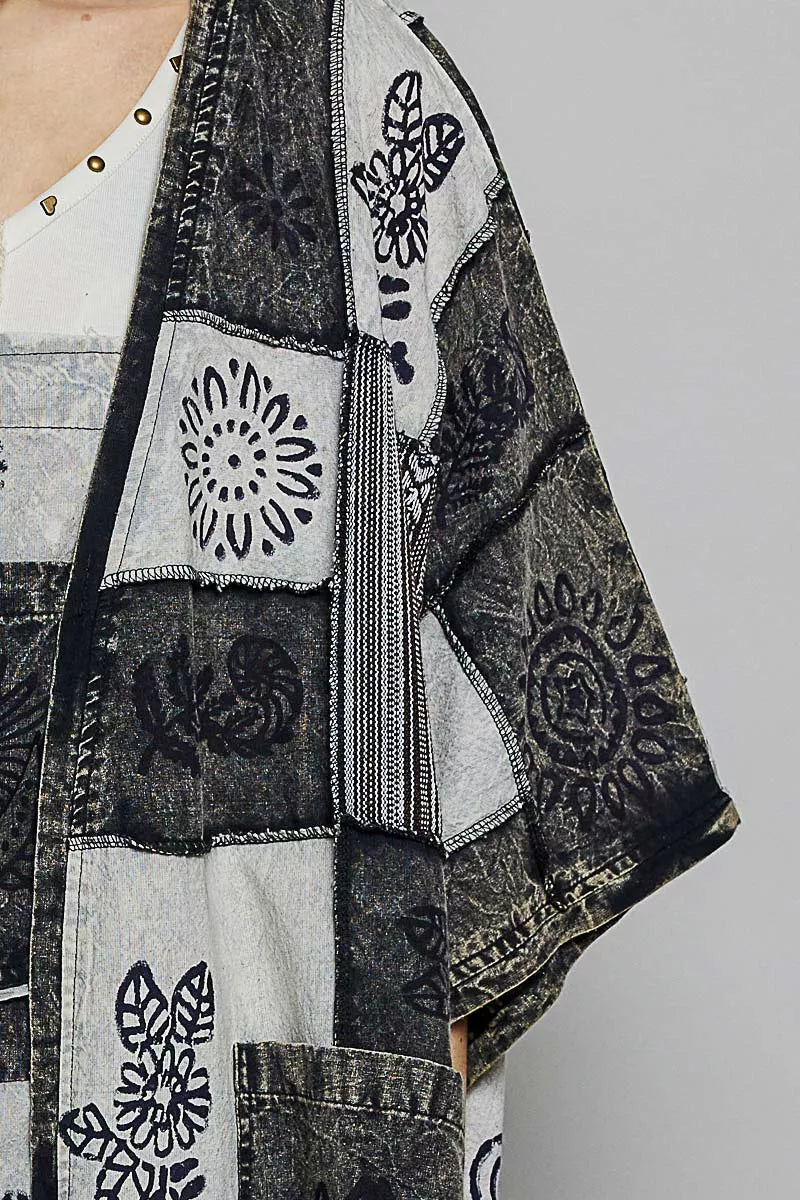 Detailansicht: Patchwork-Stoff mit floralen Symbolen in Schwarz und Weiß