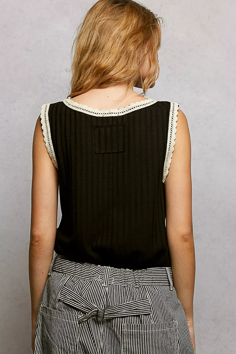 Rückenansicht: Schwarzes Tank-Top mit tiefem Rundhalsausschnitt und weißem Spitzenrand