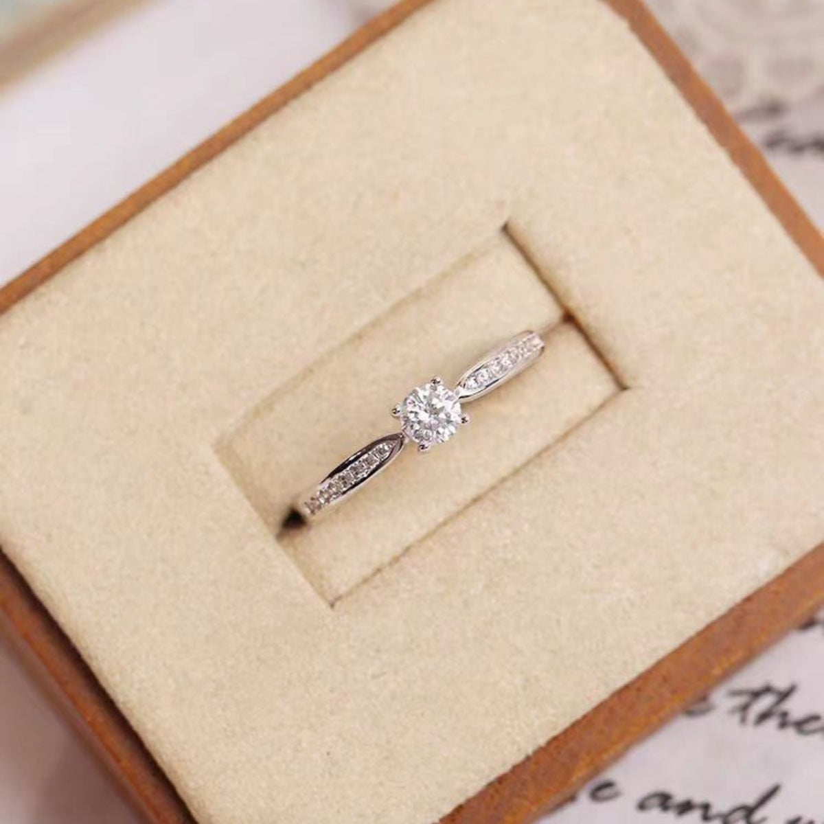 925 Silberring mit rundem Moissanit-Mittelstein und Zirkonia-Pavé am Band