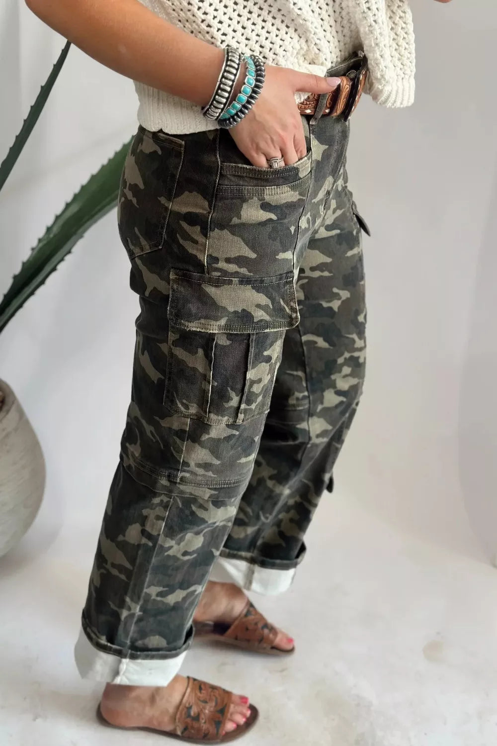 Camouflage Print Multi Pocketed Women's Denim Pants | Tigbuls