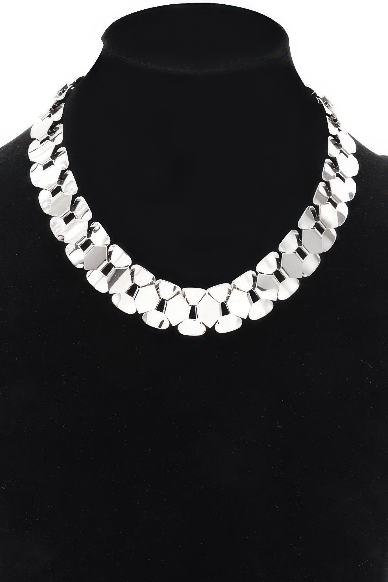 Elysian Circle Necklace in silver tone, chunky geometric link chain on display