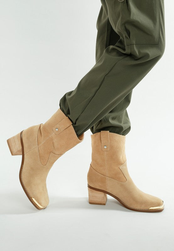 Suede Square Toe Ankle Boots in Hellbeige, mit Blockabsatz und seitlichem Einsatz
