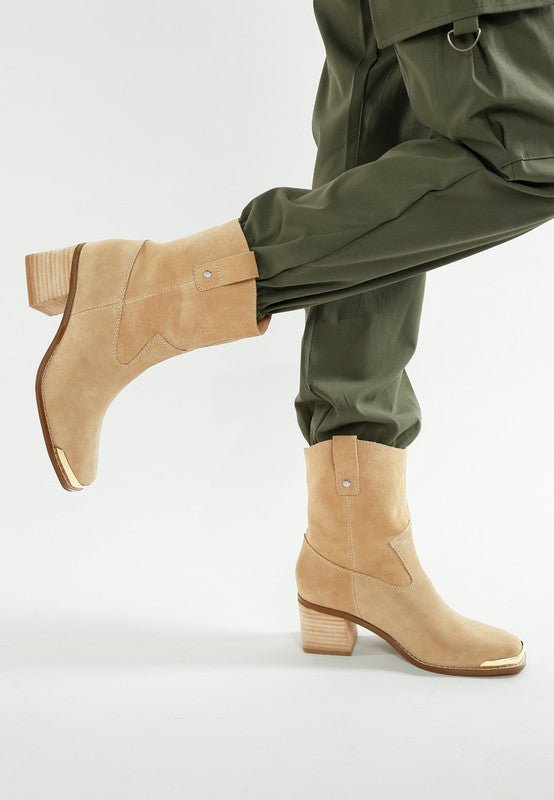 Suede Square Toe Ankle Boots in Hellbeige, seitliche Ansicht am Knöchel