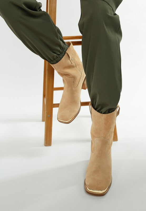 Suede Square Toe Ankle Boots in Hellbeige, Vorder- und Seitenansicht