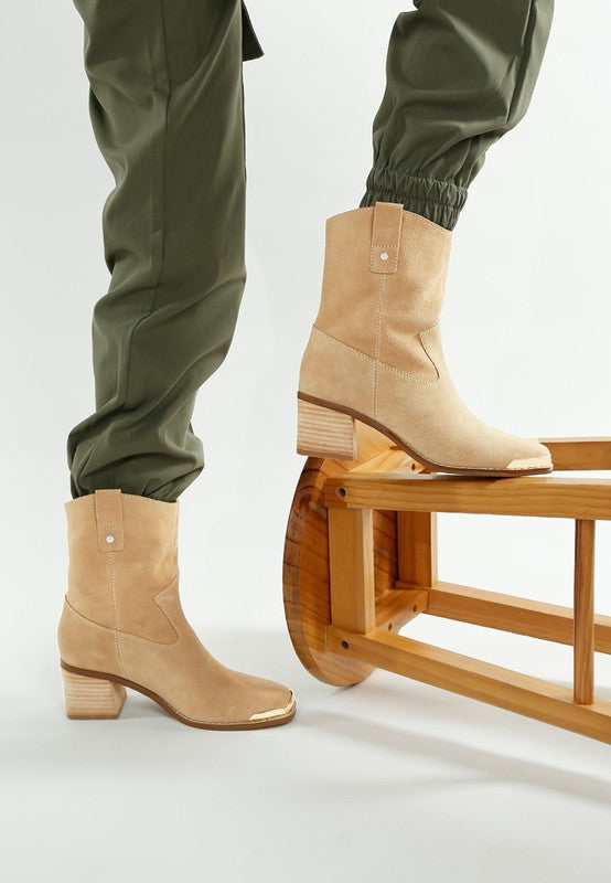 Suede Square Toe Ankle Boots in Hellbeige, mit Blockabsatz und schmaler Sohle