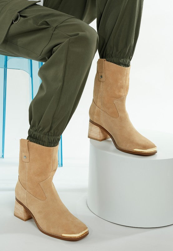 Suede Square Toe Ankle Boots in Hellbeige, schräger Blick auf Schaft und Absatz